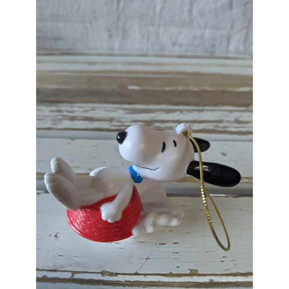 United features Snoopy dog bowl sledding ornament - Picture 2 of 7